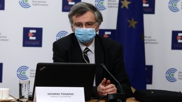 Σωτήρης Τσιόδρας: «Έσφαξε» τους ανεμβολίαστους – Χωρίς τα εμβόλια θα είχαμε 8.400 επιπλέον θανάτους