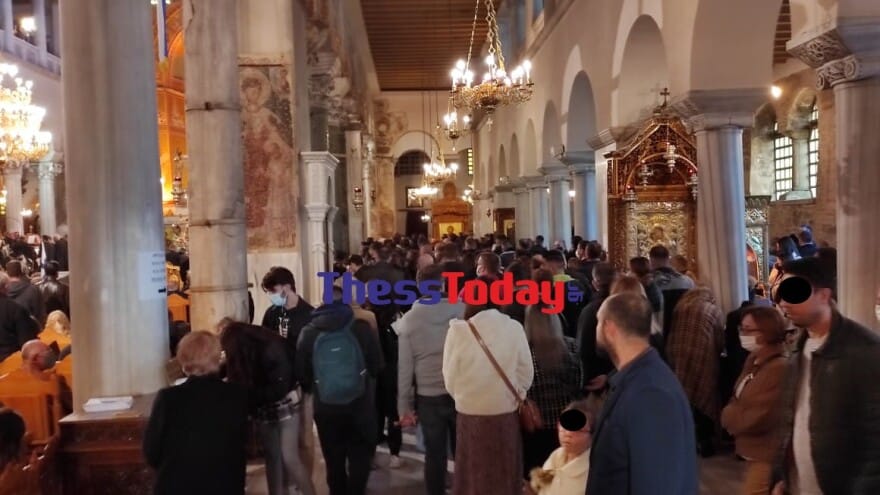 Bγάζουν τις μάσκες για να φιλήσουν την εικόνα του Αγίου Δημητρίου στη Θεσσαλονίκη 1 thessaloniki-1