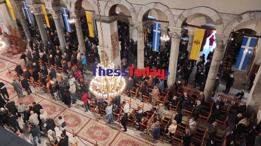 Bγάζουν τις μάσκες για να φιλήσουν την εικόνα του Αγίου Δημητρίου στη Θεσσαλονίκη 2 thessaloniki-12