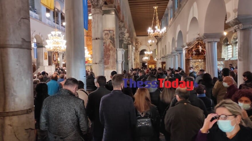 Bγάζουν τις μάσκες για να φιλήσουν την εικόνα του Αγίου Δημητρίου στη Θεσσαλονίκη 4 thessaloniki-14