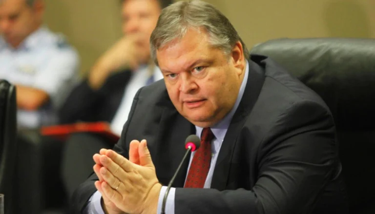 Αιχμές Βενιζέλου για Παπανδρέου: Bασική προϋπόθεση για να κάνει κάποιος πολιτική, είναι να διατηρεί τη σοβαρότητά του