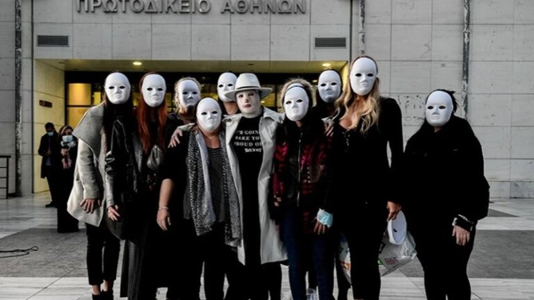Επίθεση με βιτριόλι: Σπουδαία πράξη συμπαράστασης από τις φίλες της Ιωάννας – Φόρεσαν λευκές μάσκες στο δικαστήριο