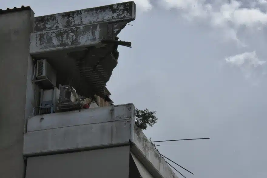 Κακοκαιρία «Μπάλλος»: Έπεσε μπαλκόνι πολυκατοικίας στο Χαλάνδρι 2