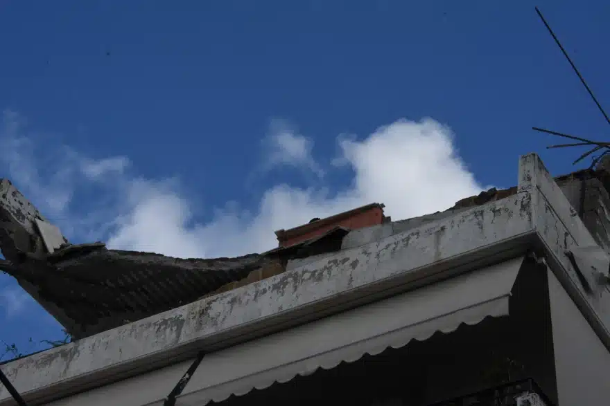 Κακοκαιρία «Μπάλλος»: Έπεσε μπαλκόνι πολυκατοικίας στο Χαλάνδρι 3