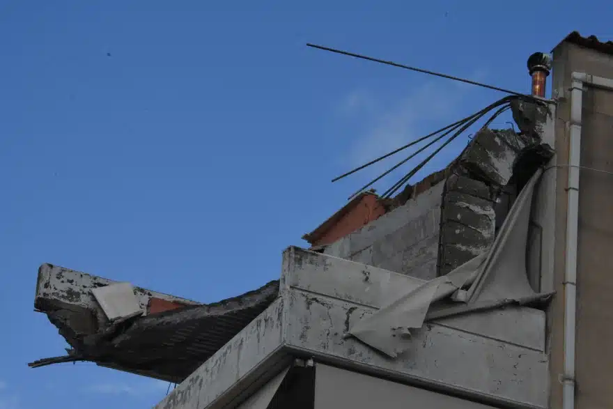 Κακοκαιρία «Μπάλλος»: Έπεσε μπαλκόνι πολυκατοικίας στο Χαλάνδρι 4