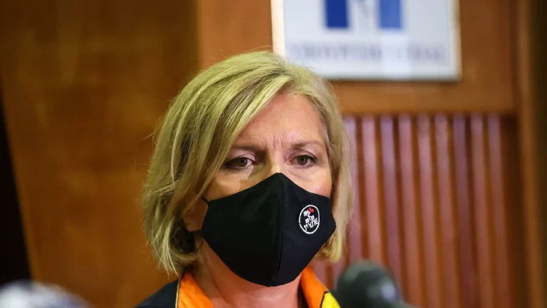 Γκάγκα: «Ίσως ζητηθούν περισσότερα τεστ από τους ανεμβολίαστους»