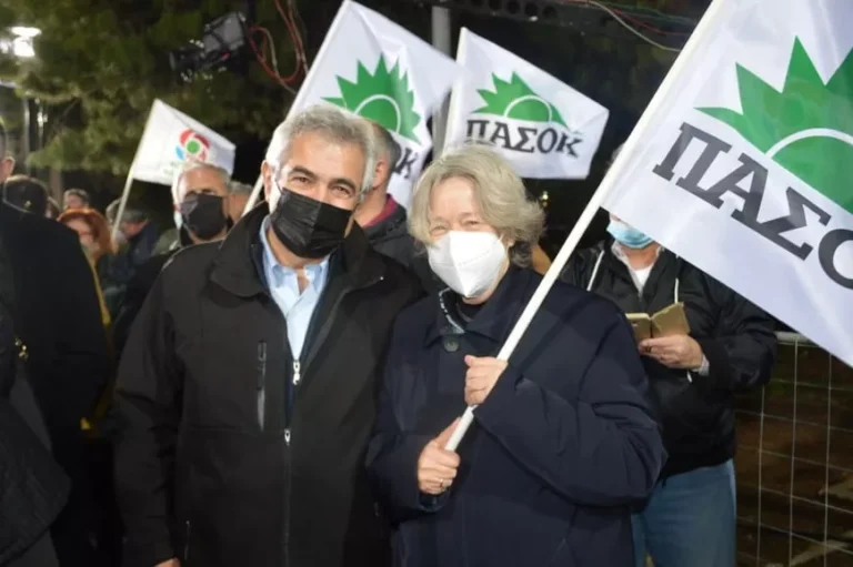 Η Αθηνά Λινού στην συγκέντρωση του Γιώργου Παπανδρέου στο Θησείο- Κρατούσε σημαία του ΠΑΣΟΚ