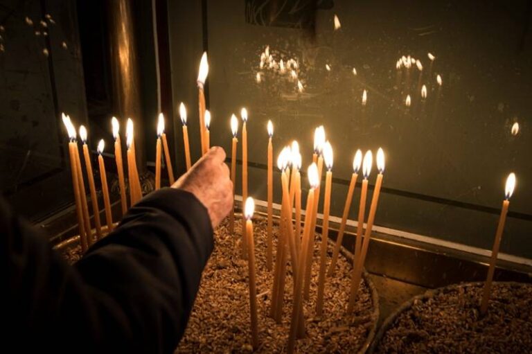 Πρόστιμο στον πολίτη και όχι στον ιερέα, αν βρεθεί πιστός χωρίς test σε εκκλησία