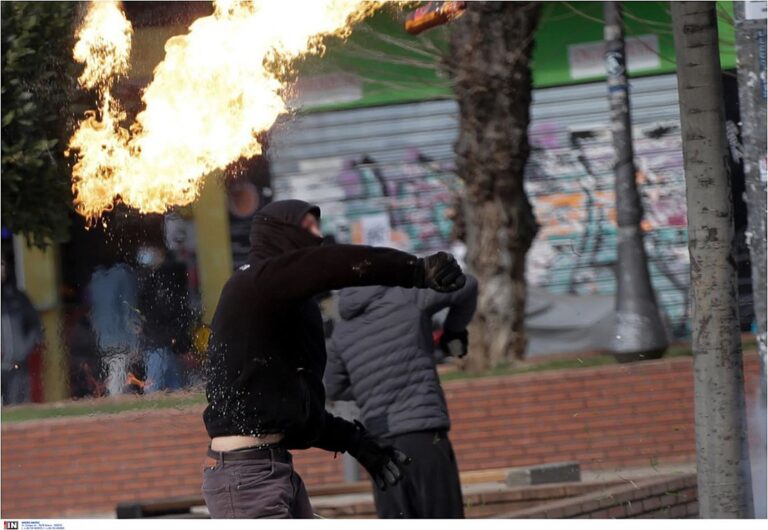 Στη φυλακή οι δυο νεαροί που πέταξαν μολότοφ στην Τροχαία Πειραιά