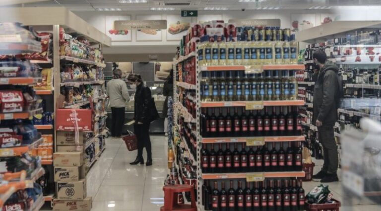 Ανακοινώνονται νέα μέτρα φωτιά με rapid test σε σούπερ μάρκετ, μπλόκο σε κομμωτήρια και click away