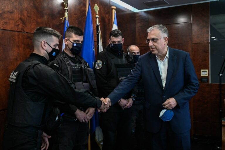 Συγχαρητήρια Θεοδωρικάκου στους αστυνομικούς που μάζεψαν χρήματα για ηλικιωμένο ζευγάρι, θύματα ληστών