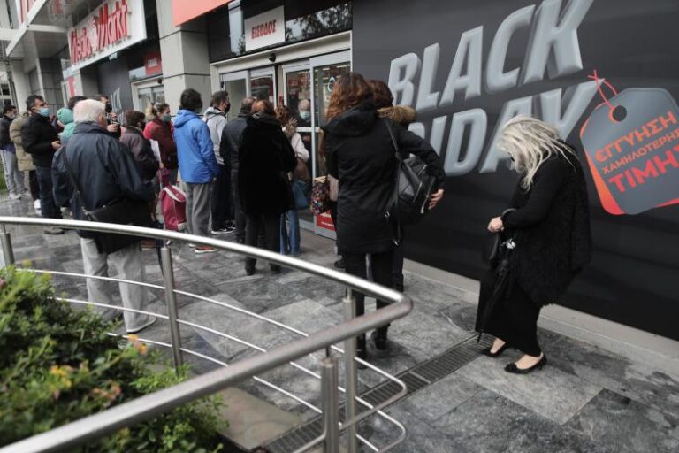 Black Friday: Ουρές έξω από τα καταστήματα σε Αθήνα – Θεσσαλονίκη