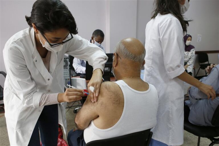Koρονοϊός – CDC: Για πρώτη φορά στο τραπέζι η τέταρτη δόση εμβολίων