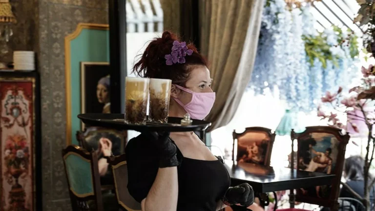 Απεργεί η εστίαση αύριο: «Προ των πυλών τα λουκέτα»