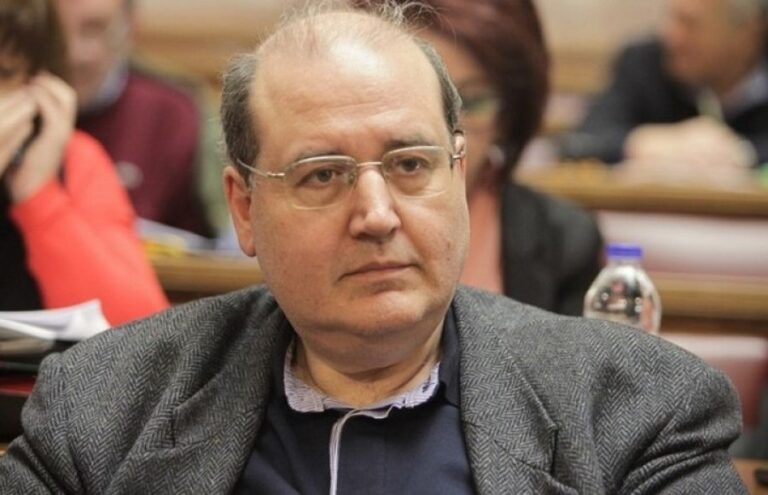Φίλης για υποχρεωτικό εμβολιασμό: «Βαρβαρότητα, χαρακτηριστική της μισανθρωπίας της κυβέρνησης τα 100 ευρώ πρόστιμο»