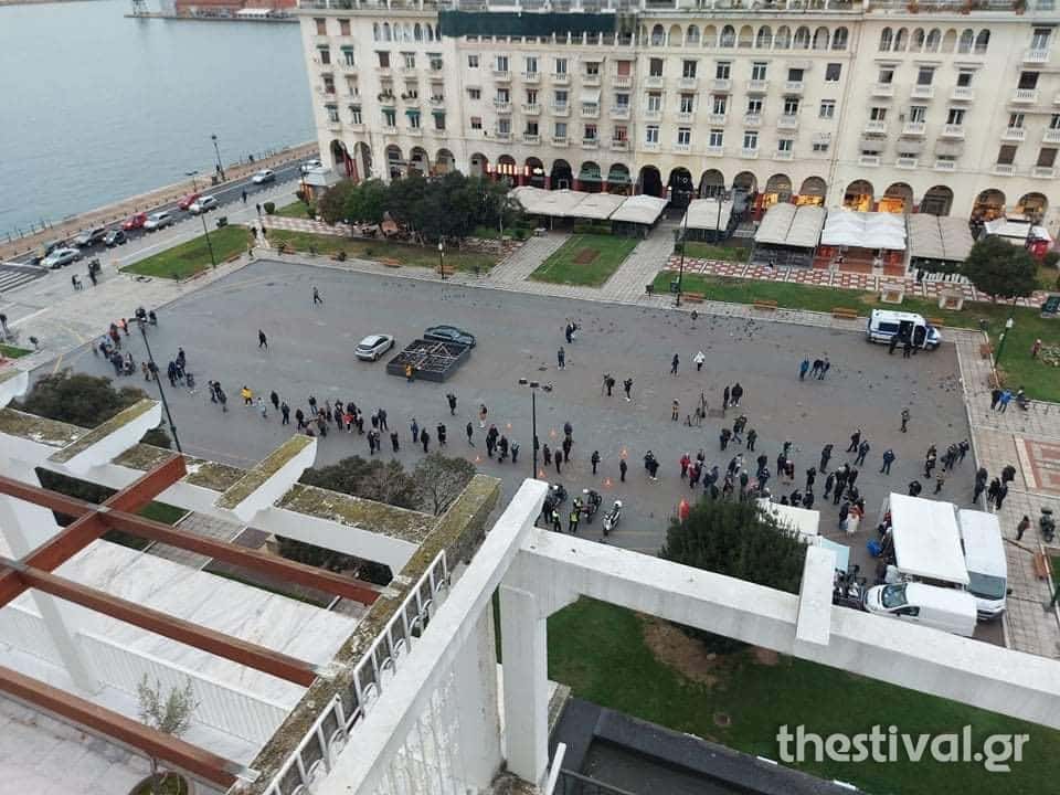 Θεσσαλονίκη: Ουρές αλά Black Friday για το εμβόλιο κατά του κορωνοϊού στην πλ. Αριστοτέλους 3 aristo