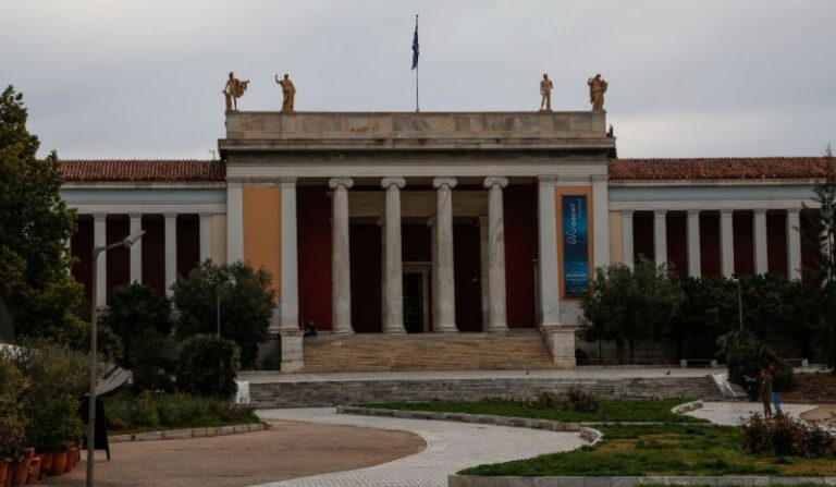 Σοκ στο κέντρο της Αθήνας: Εγκατέλειψαν μωράκι μέσα σε καρότσι στο Αρχαιολογικό Μουσείο στη Πατησίων