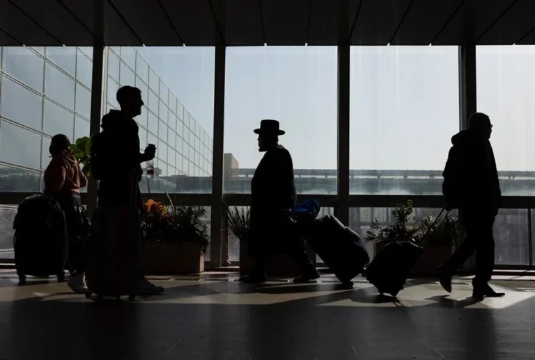 Μετάλλαξη Όμικρον – Προειδοποίηση ΠΟΥ: «Αποφύγετε τα ταξίδια όσοι είστε άνω των 60»