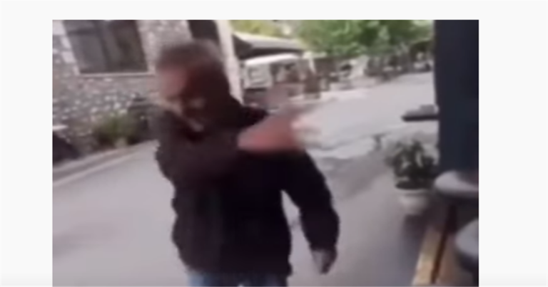 «Χαρτί για το εμβόλιο για να μπεις μέσα» – «ΠΑΡΤΑΑΑΑΑ»! Παππούς φασκελώνει ιδιοκτήτρια μαγαζιού