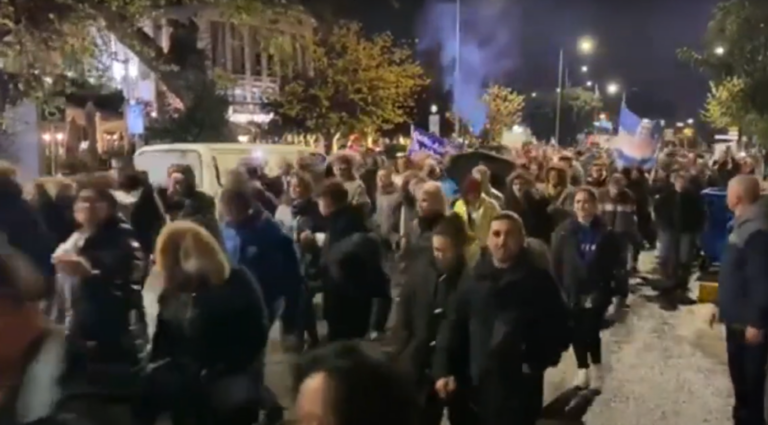 «Κάτω τα χέρια απ’ τα παιδιά μας» – Νέα συγκέντρωση στη Θεσσαλονίκη κατά των αναστολών και των υποχρεωτικών εμβολιασμών