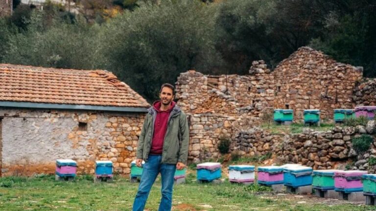 Άφησε πίσω του την Αθήνα για 600 κυψέλες στα Καλάβρυτα