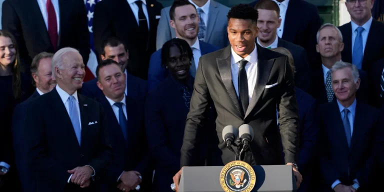 Αντετοκούνμπο: «Ένα παιδί από τα Σεπόλια έφτασε στον Λευκό Οίκο -Πάλευα όλη μου τη ζωή και τώρα τα κατάφερα»