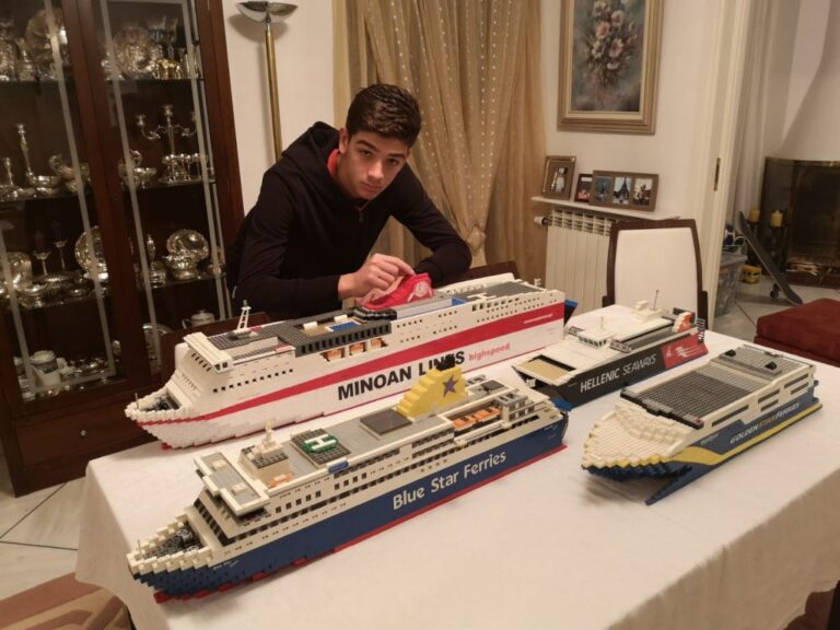 Ο 18χρονος Μενέλαος κατασκευάζει πλοία από Lego και εντυπωσιάζει