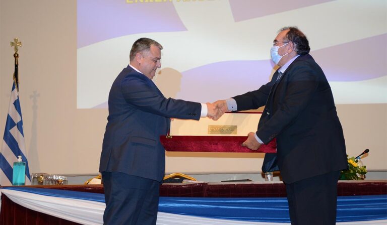 Βράβευσαν τον λοχαγό που γάζωσε το τουρκικό υποβρύχιο!