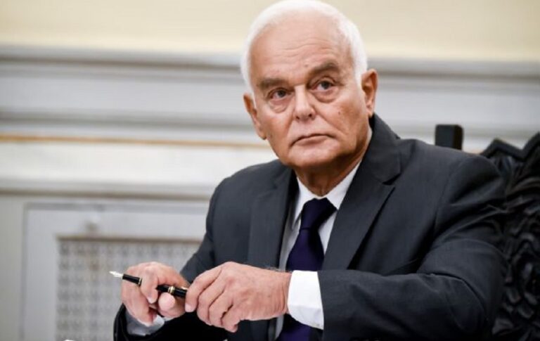 Απάντηση Μανιτάκη: «Eίναι συνταγματικός ο υποχρεωτικός εμβολιασμός στους άνω των 60;»