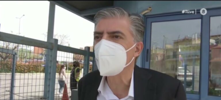 Μόνο ο Ευαγγελάτος τα κάνει αυτά. Έκανε λέει το Τζόνσον και μετά από 6 μήνες λέει κάνει την τρίτη δόση