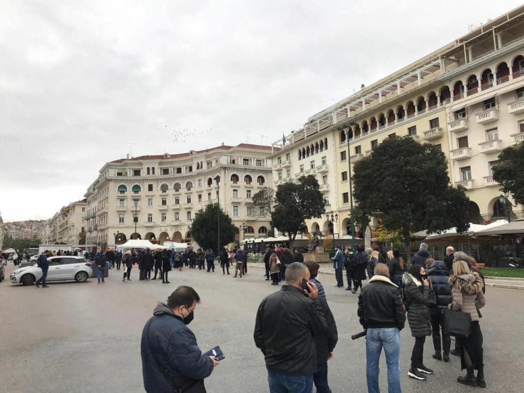 Θεσσαλονίκη: Ουρές αλά Black Friday για το εμβόλιο κατά του κορωνοϊού στην πλ. Αριστοτέλους 4 ouraemvoliooo 1024x768 1