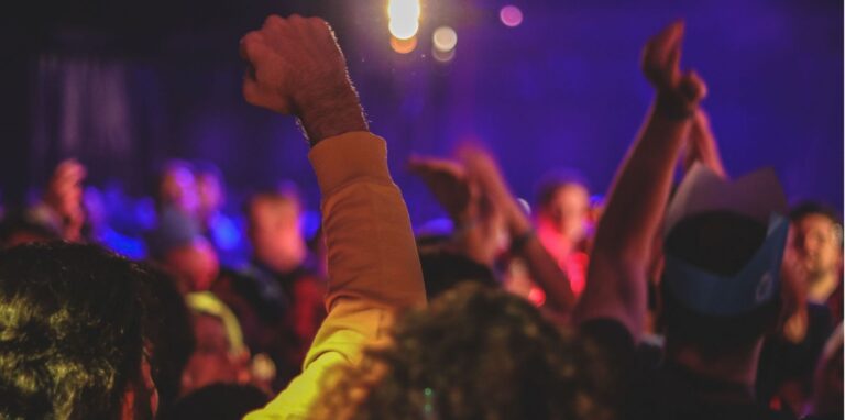 Πάτρα: Ανεμβολίαστοι «τρώνε πόρτα» και μετατρέπουν τα σπίτια σε κλαμπ