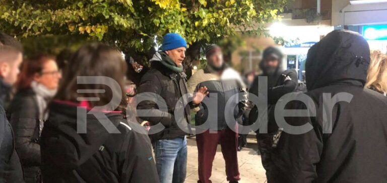 Γρηγόρης Πετράκος: Τα «βρόντηξε» όλα και άρχισε την επανάστασή του από ένα παγκάκι – Μιλά στους περαστικούς για «τυραννία»