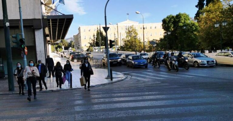 Εφιαλτικό σενάριο για 10.000 κρούσματα τα Χριστούγεννα – Πιθανά τα τοπικά lockdown