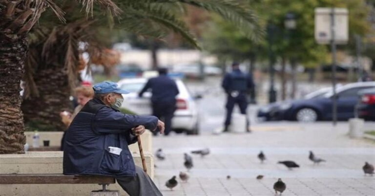 «Κλειδώνονται» σπίτια τους οι ανεμβολίαστοι: Τα 2 μέτρα της κυβέρνησης που τους αναγκάζουν να εμβολιαστούν