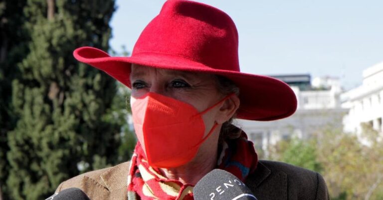 «Μου πέταξαν πέτρα στο κεφάλι – Φεύγω από την Ελλάδα» λέει η Ίνγκεμποργκ Μπέουχελ