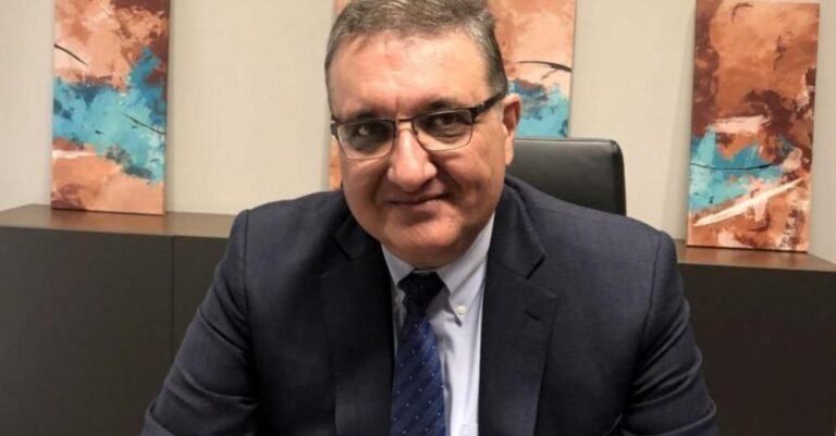 Οι ίδιοι οι γιατροι ανακαλούν στην τάξη τον Εξαδάκτυλο και του θυμίζουν οτι: Είναι γιατρός και όχι φερέφωνο των οποιοδήποτε οικονομικών συμφερόντω
