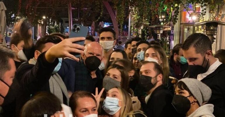 Γ. Παπανδρέου: Selfies, ποτό και συζήτηση με νέους στη Θεσσαλονίκη