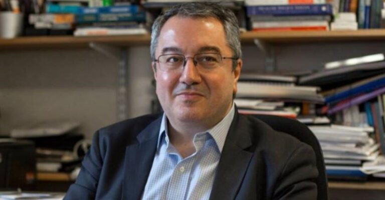 H. Μόσιαλος: «Η πιθανότητα να νοσηλευτεί κάποιος μετά την τρίτη δόση προσεγγίζει το μηδέν»