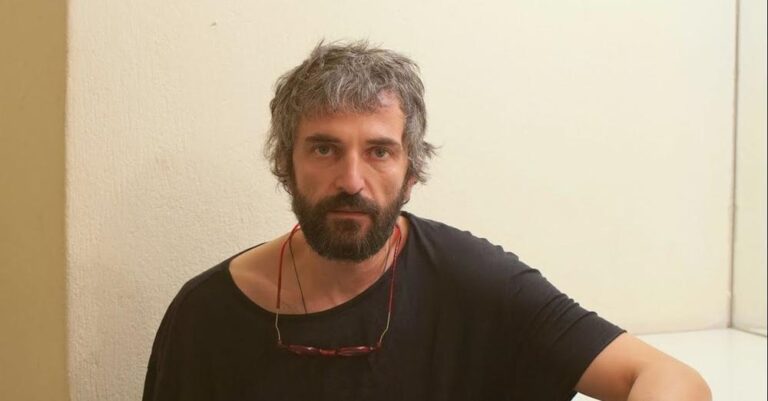 Ο Άρης Σερβετάλης σταμάτησε τις παραστάσεις μόνο για εμβολιασμένους – «Δεν δέχομαι τον διαχωρισμό των ανθρώπων»
