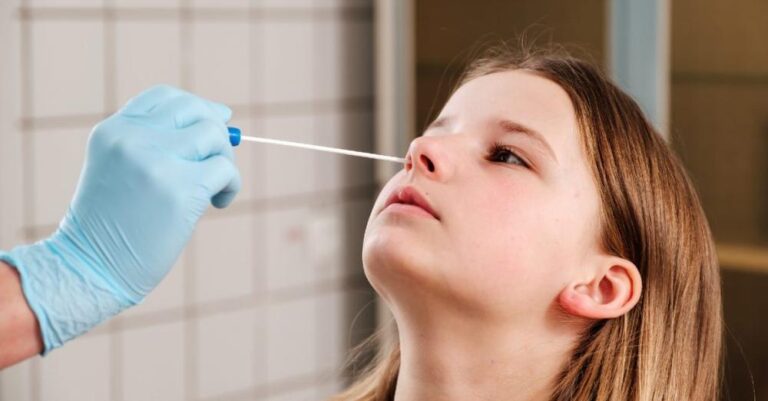 Τα self και τα rapid test περιέχουν επικίνδυνες ουσίες; Ο ΕΟΦ βάζει τα πράγματα στη θέση τους