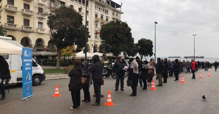 Θεσσαλονίκη: Ουρές αλά Black Friday για το εμβόλιο κατά του κορωνοϊού στην πλ. Αριστοτέλους