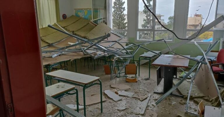 Θεσσαλονίκη: Κατέρρευσε η ψευδοροφή σε σχολείο στην Πυλαία – Άγιο είχαν οι μαθητές