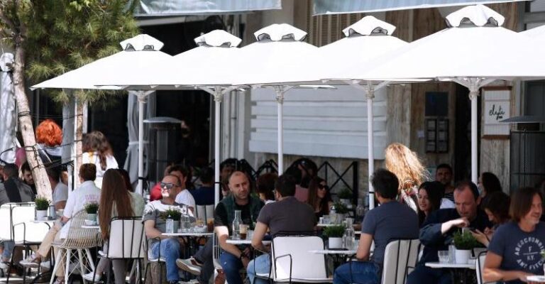 Ανεμβολίαστοι: Με rapid test και η είσοδος σε εξωτερικούς χώρους της εστίασης