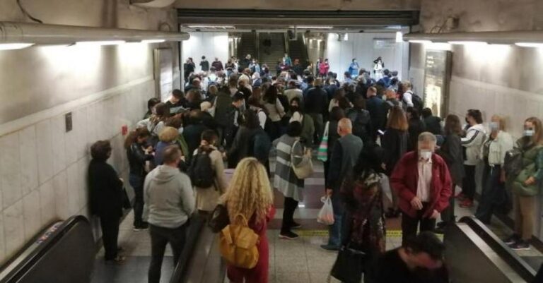 Καταγγελία: Απαγορεύουν τις φωτογραφίες στο μετρό για να μην φανεί ο συνωστισμός