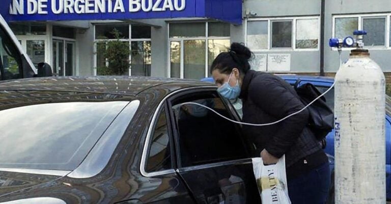 Χάος στη Ρουμανία: Ασθενείς νοσηλεύονται σε Ι.Χ. με φιάλες οξυγόνου
