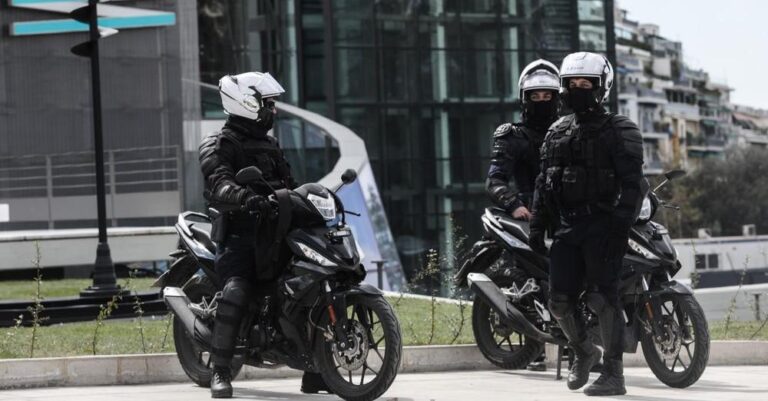 Η αστυνομία που αγαπάμε: Άνδρες της ΔΙ.ΑΣ στη Θεσσαλονίκη αγοράζουν παπούτσια και κάλτσες για άστεγο!