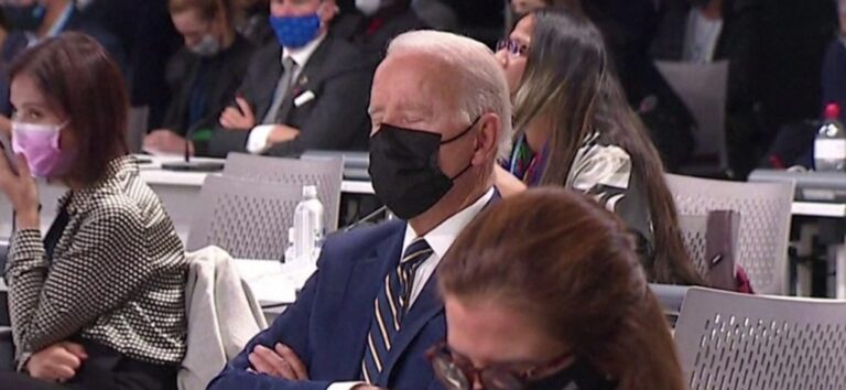 Τζο Μπάιντεν: Kοιμήθηκε ή ξεκούραζε τα μάτια του;