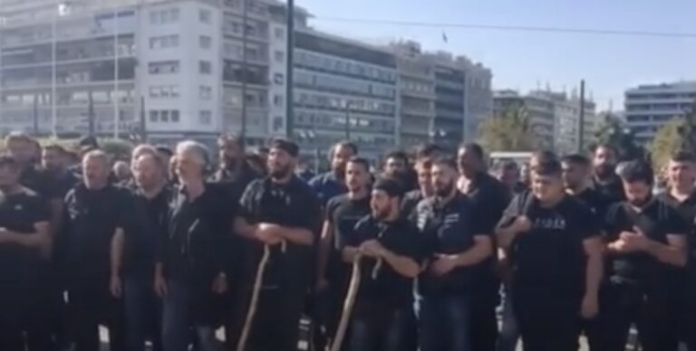 Κρητικοί αγρότες τραγούδησαν τον Εθνικό Ύμνο έξω από τη Βουλή