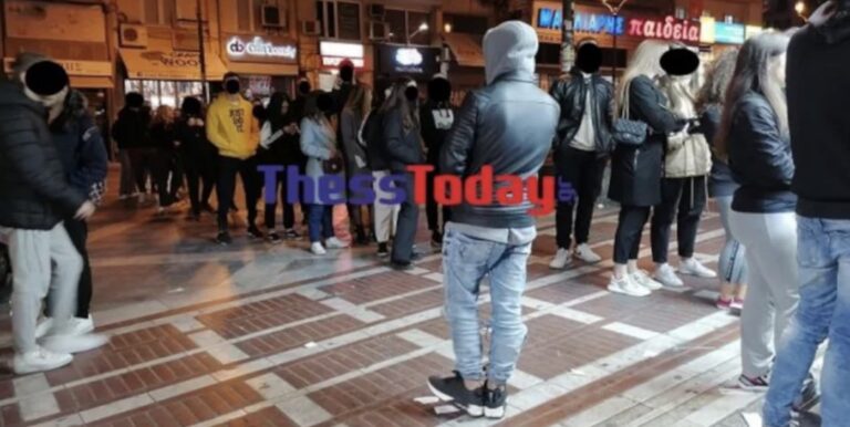 Θεσσαλονίκη: Ουρά για ένα κομμάτι πίτσα, έξω από ένα από τα λίγα ανοικτά καταστήματα εστίασης